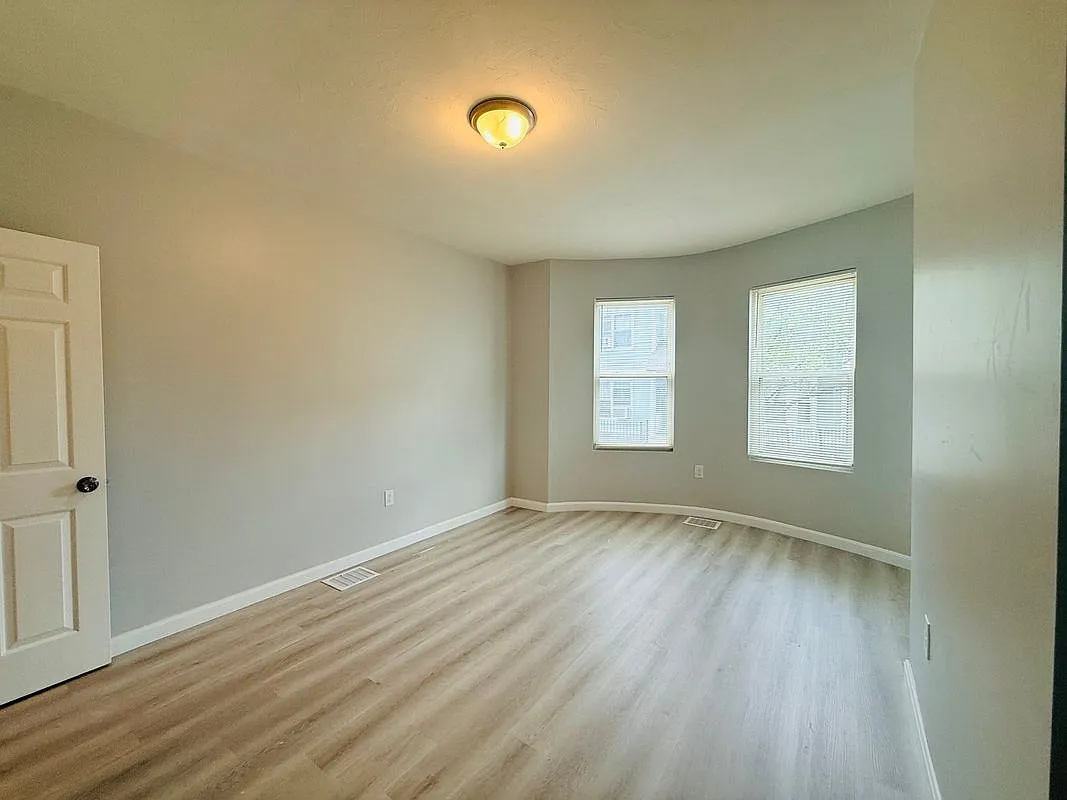 2 bed, 1.0 bath, 923 sqft, $2,600 — Photo 2