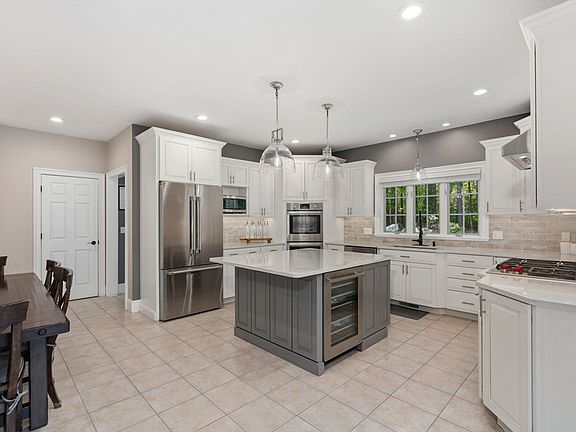 3rd image of 220 Newtown Rd