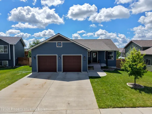 2242 Arapaho Ct, Dickinson, ND 58601