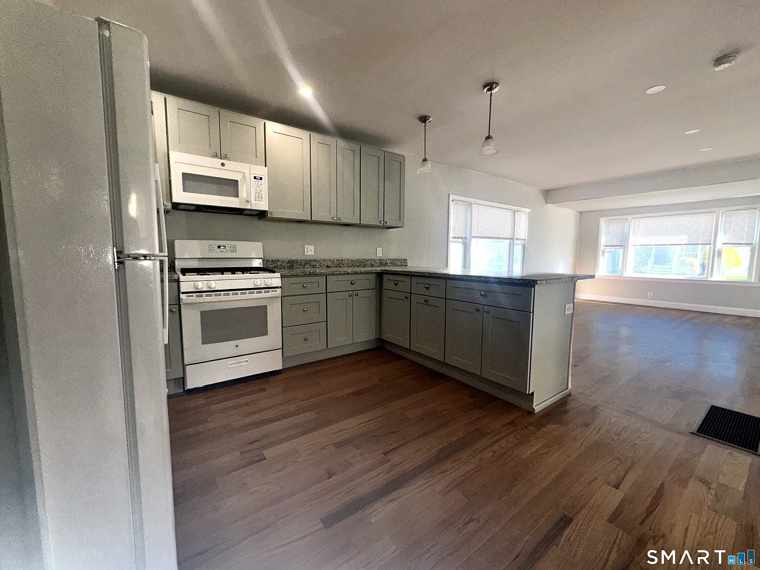 2 bed, 759 sqft, $3,150 — Photo 3