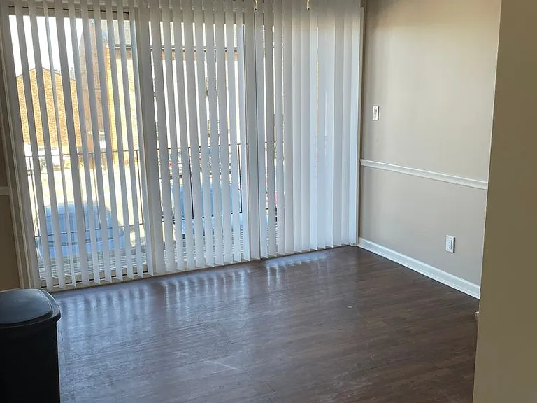 Bristol Square Apartments — Photo 214