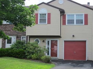 11 Stirrup Dr, East Greenbush, NY 12061