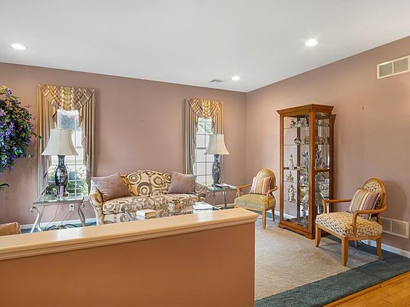 5th image of 25 Cambridge Cir