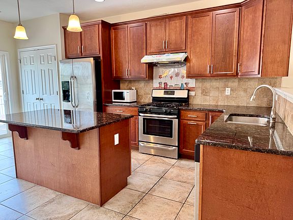 195 Moul Ave - Kitchen w/ Large Granite Top Island