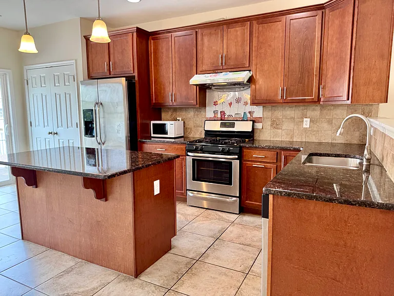 195 Moul Ave - Kitchen w/ Large Granite Top Island