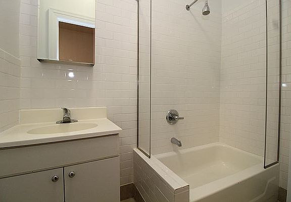 4th image of 122 Bedford Ave APT 2RR