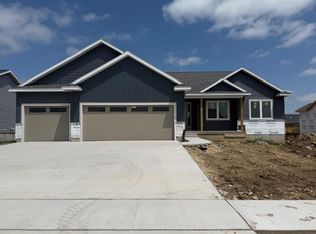 2813 Autumn Woods Dr, Cedar Falls, IA 50613
