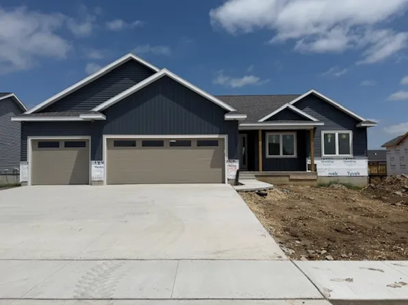 2813 Autumn Woods Dr, Cedar Falls, IA 50613