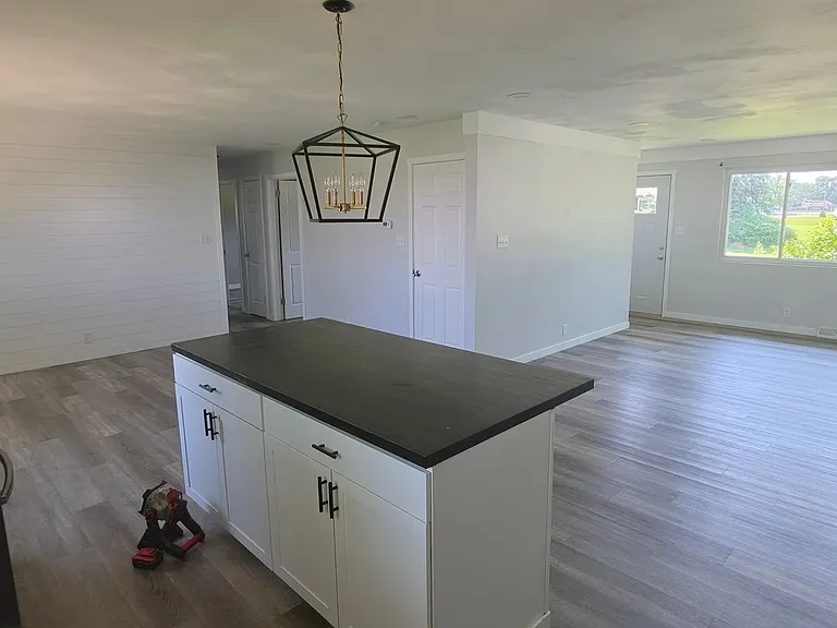 612 W Russ Ave — Photo 6