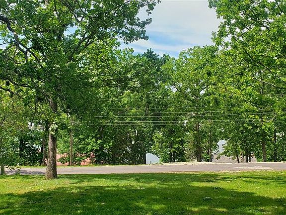 5th image of 550 Lakeside Dr