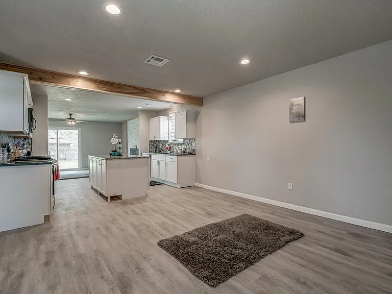 605 Saint James Pl — Photo 10