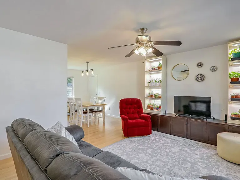 1813 Broadmoor Dr — Photo 2