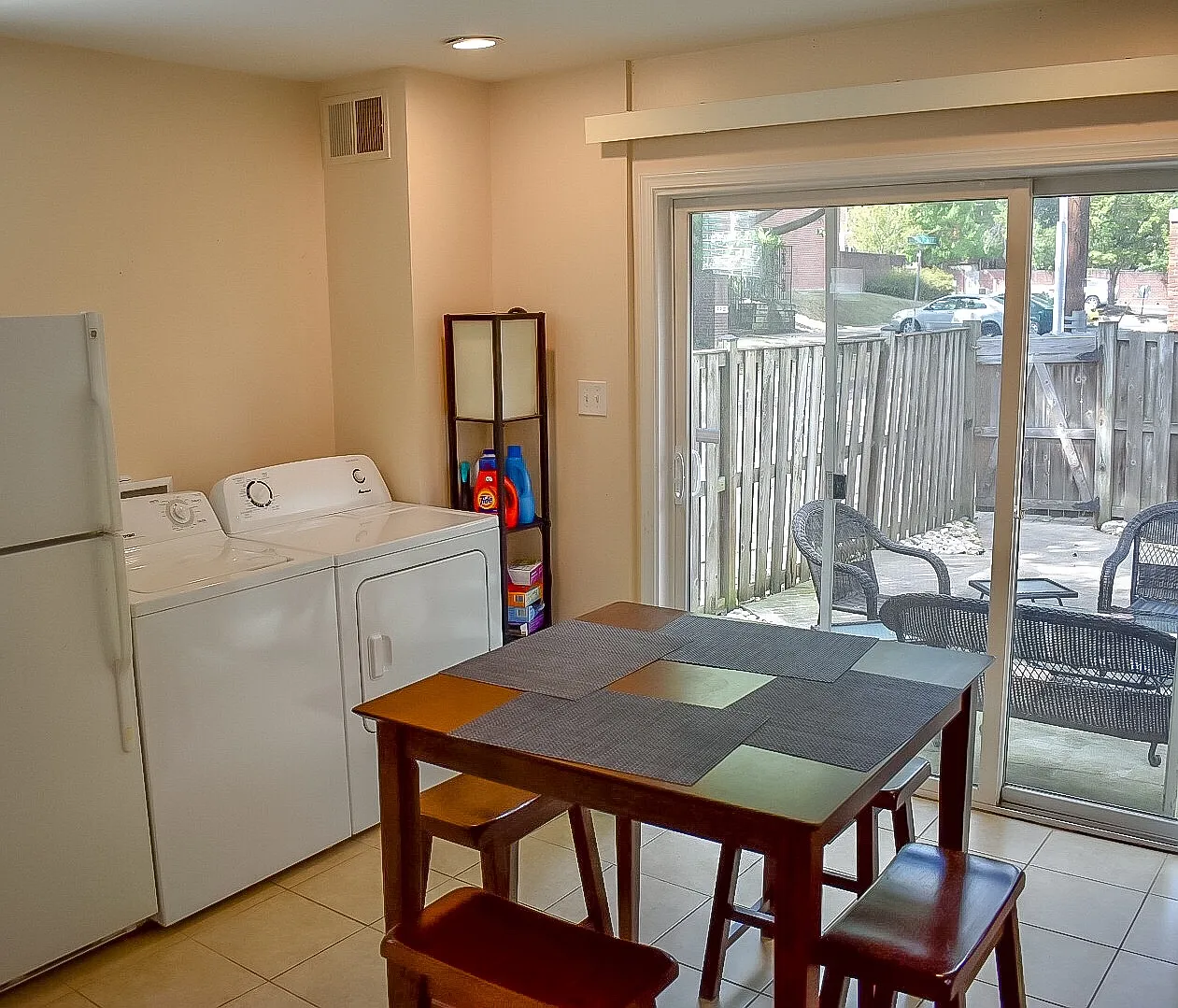 4 bed, 4.5 bath, 4080 sqft, $900 — Photo 2
