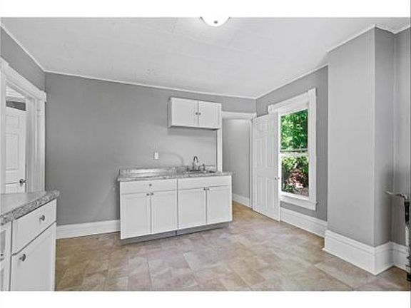 3rd image of 667 Robert St S Unit 2