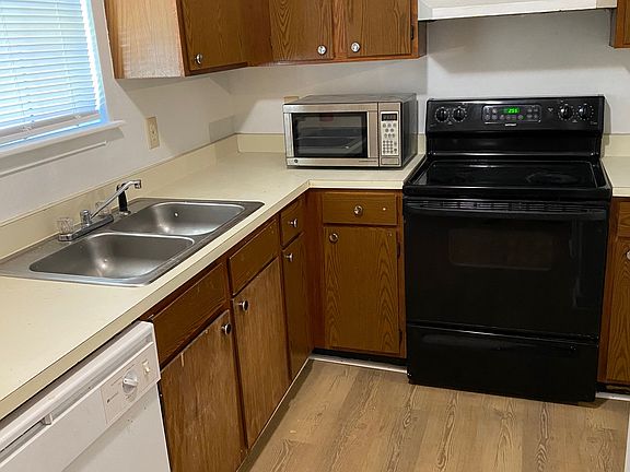 3rd image of 136 Montague Dr #136