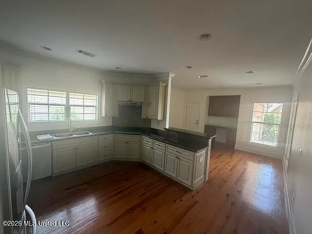 242 Huntington Holw — Photo 3