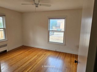 820 E Henry Clay St #2, Milwaukee, WI 53217