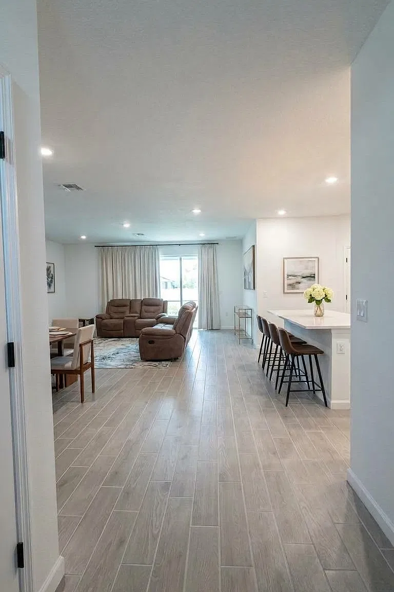 4 bed, 2039 sqft, $2,600 — Photo 2