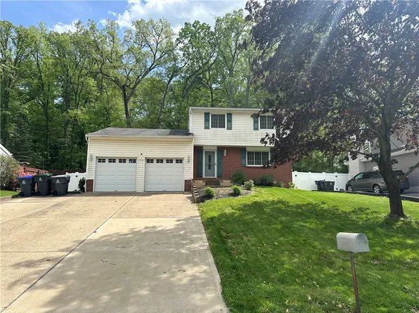 104 Valleyview Dr, Cranberry Township, PA 16066