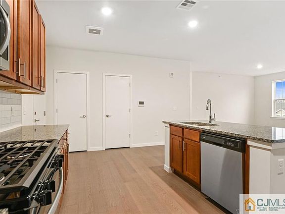 3rd image of 546 Lorhan Dr