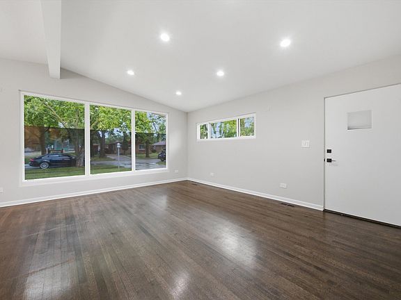 5th image of 240 Barron St