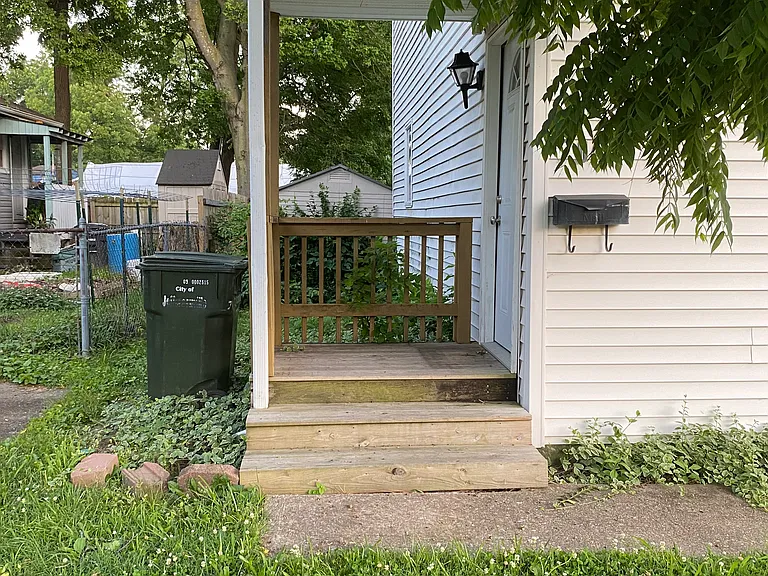 702-704 E Court Ave — Photo 3