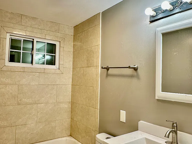 669 Queensgate Rd — Photo 5