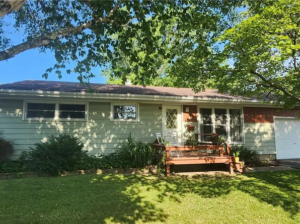 11 Parkway Dr, Sullivan, IL 61951