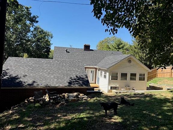 3rd image of 2218 Woodlawn Rd