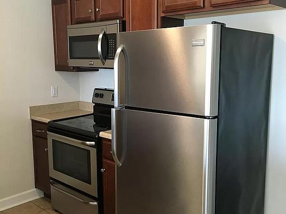 5th image of 525 Claire Pl #525