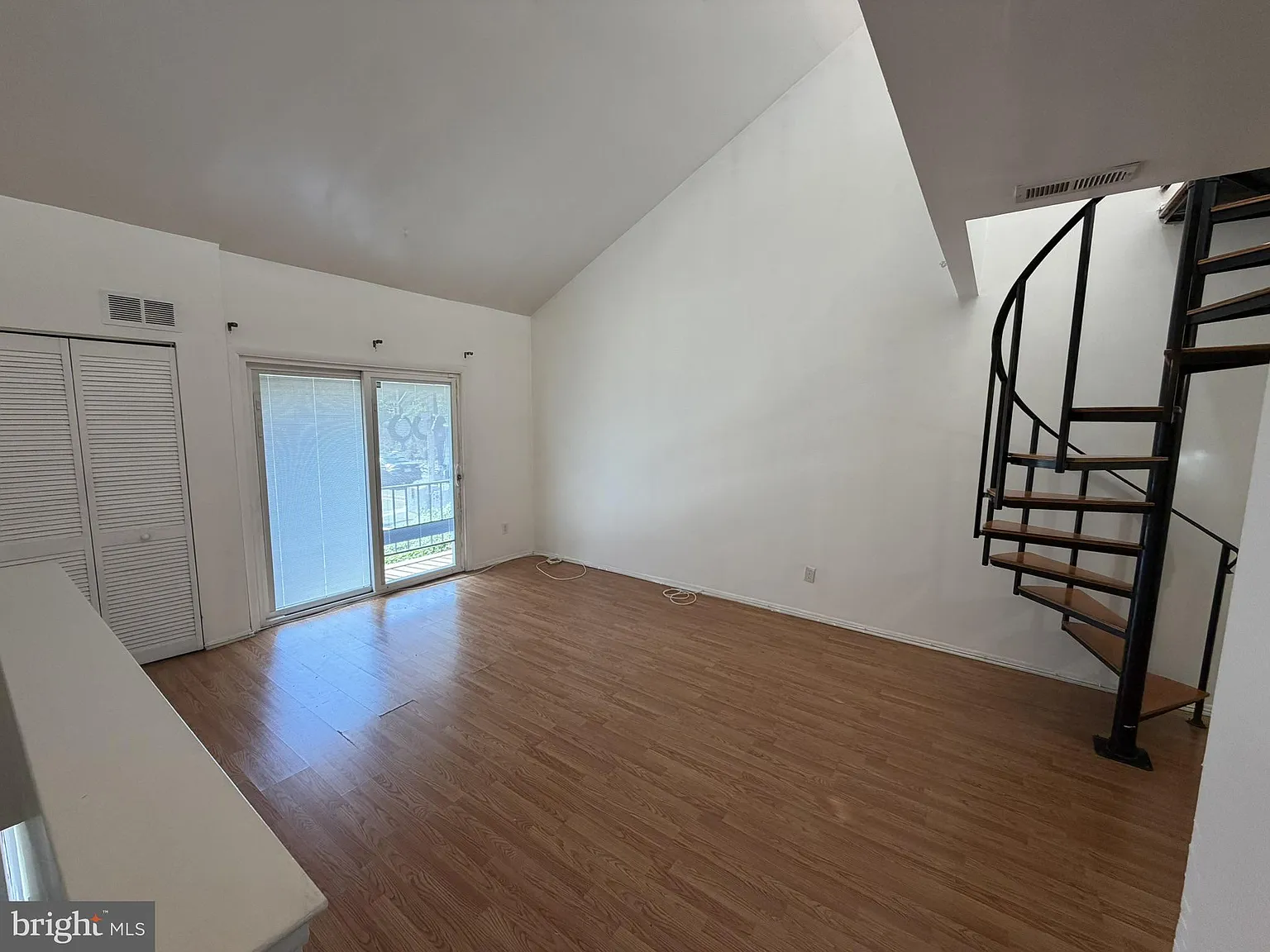 2 bed, 2.0 bath, 930 sqft, $1,600 — Photo 2