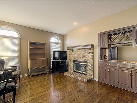 2nd image of 509 W 116th St