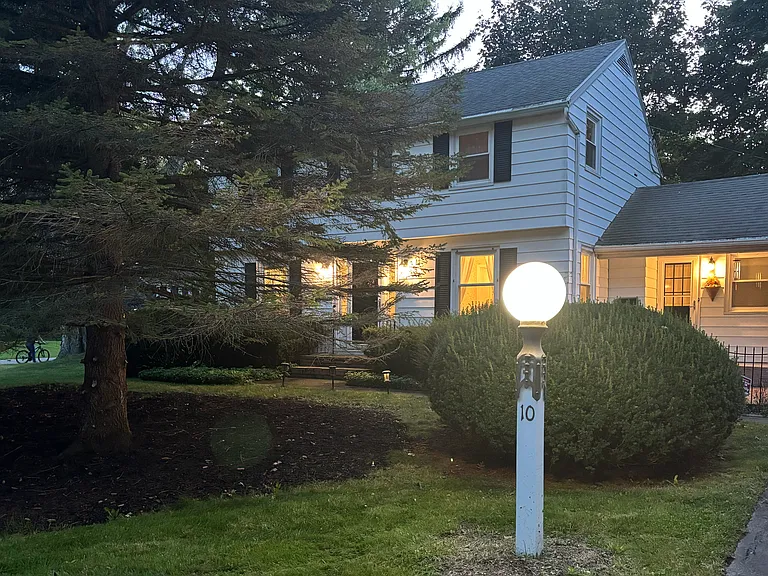 10 Hollyvale Dr — Photo 1