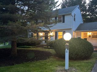 10 Hollyvale Dr, Rochester, NY 14618
