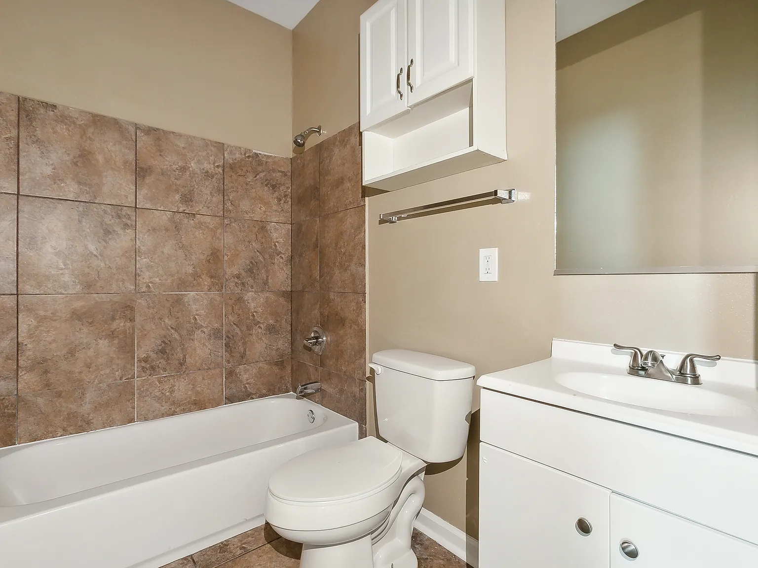 2213 Port St — Photo 4
