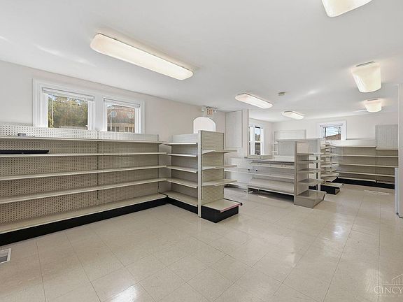 5th image of 10895 Reading Rd