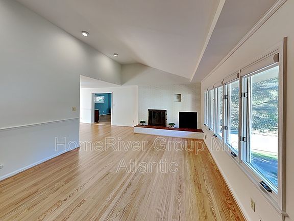5th image of 4126 N Randolph St
