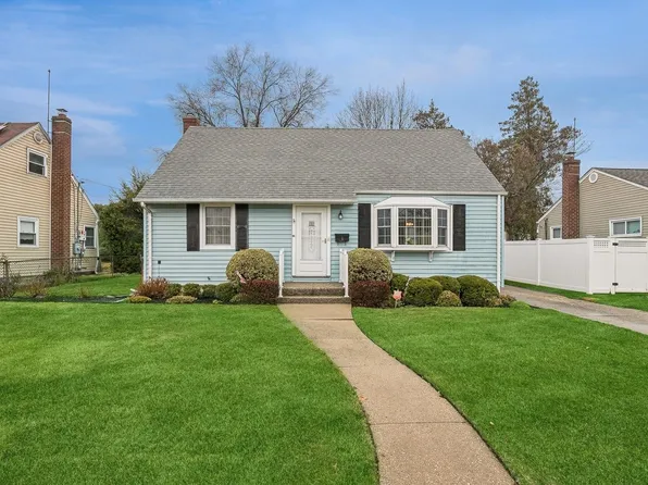 8 Jamaica Avenue, Plainview, NY 11803