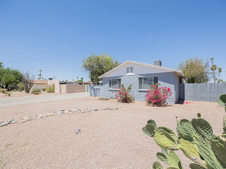 4704 S La Rosa Dr — Photo 3