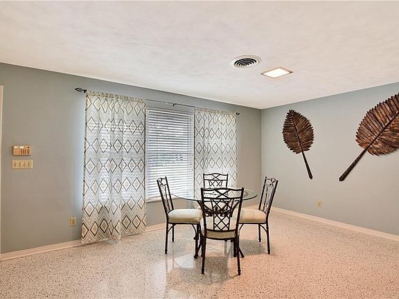 4th image of 611 Honeysuckle Ln