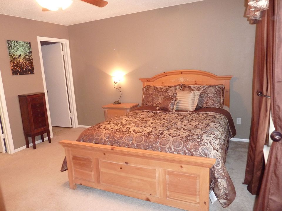 Master Bedroom (Has Walk-In Closet)