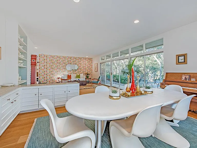 1211 E Valley Rd — Photo 10