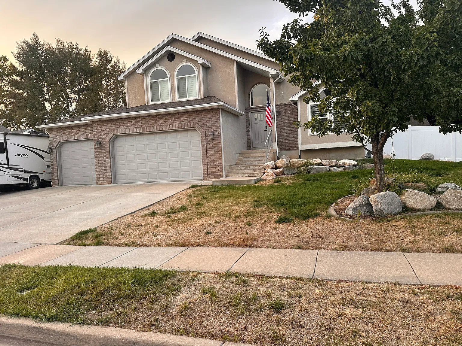 5 bed, 3.5 bath, 2915 sqft, $3,700 — Photo 2