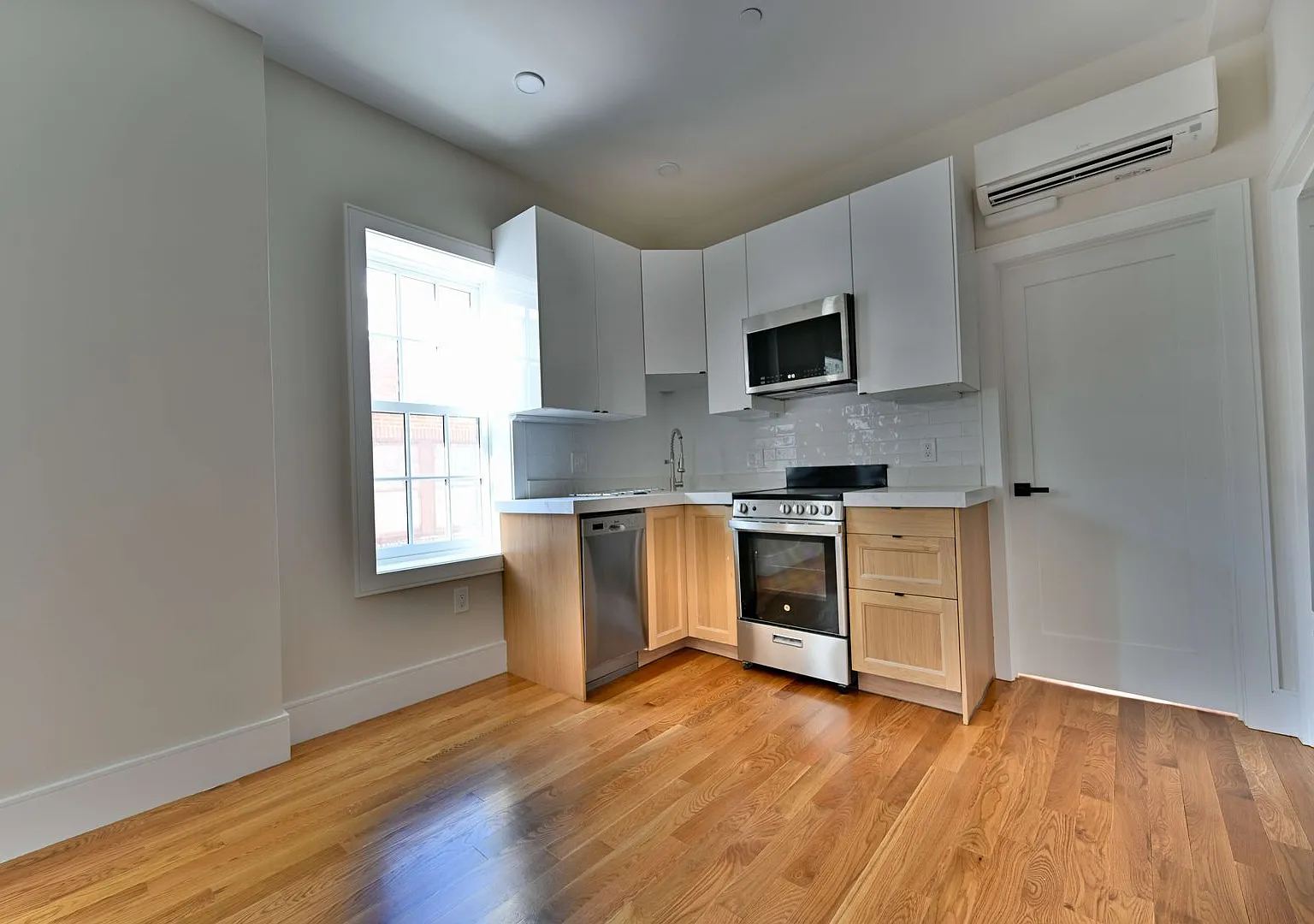 Bay Village Apartment with Home Office Space and No Fee — Photo 2