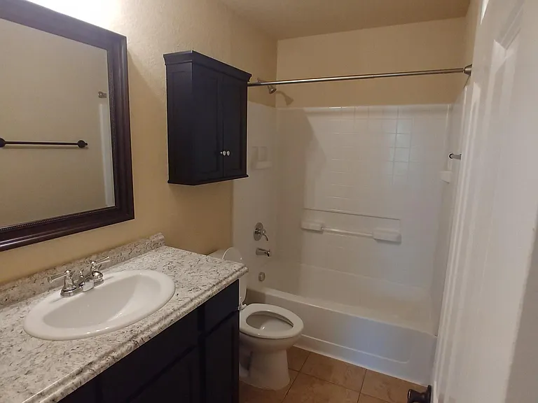 Full Bath (Bedroom 1 & 2 share)