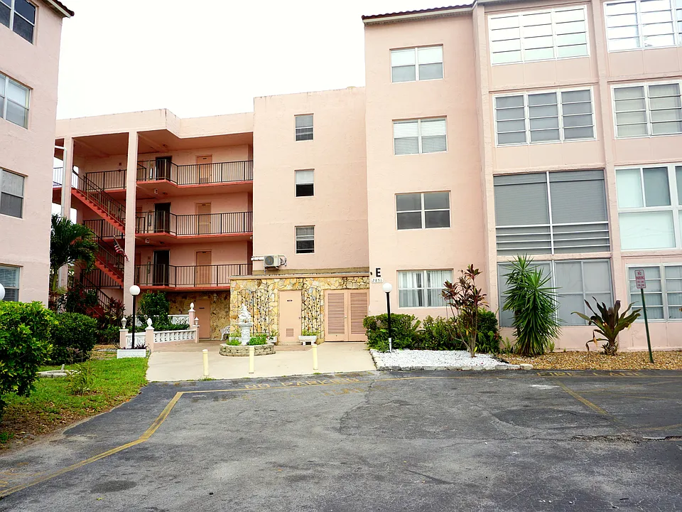 2851 Somerset Dr #27