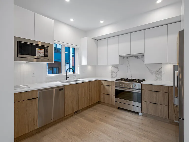 1959 165a St #9 — Photo 5