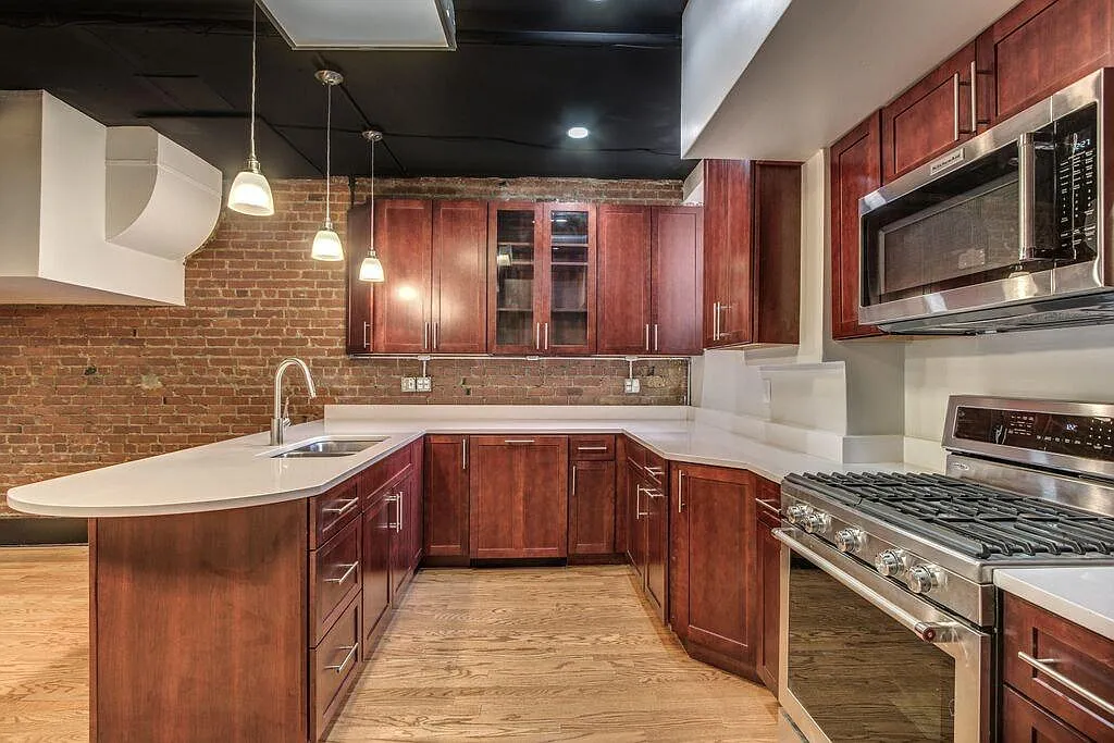 4 bed, 2200 sqft, $5,800 — Photo 2