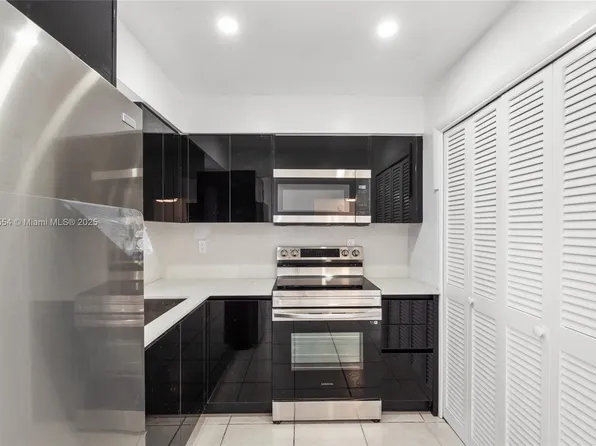 2415 Lincoln St APT 204, Hollywood, FL 33020