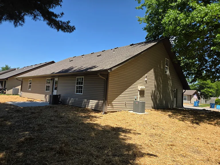 526 Gillham St — Photo 3